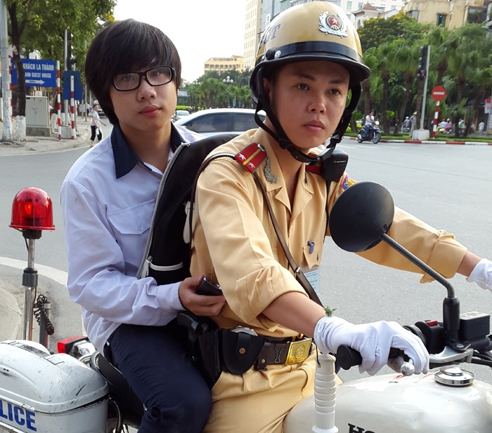 Gap tai nan, si tu duoc CSGT cho den truong thi hinh anh