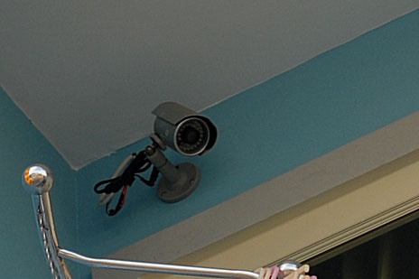 Canh sat vo hieu hoa camera, dot kich tu diem ma tuy hinh anh