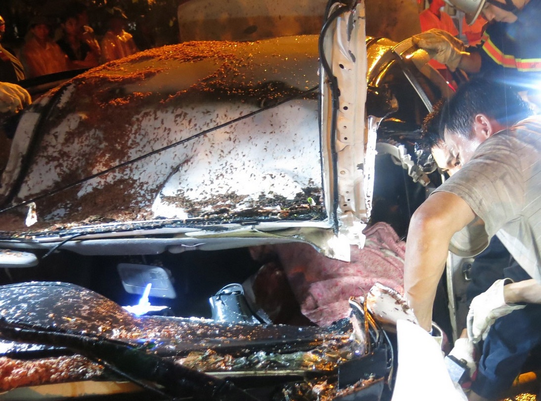 Anh cat xe dua thi the tai xe taxi bi de chet ra ngoai hinh anh