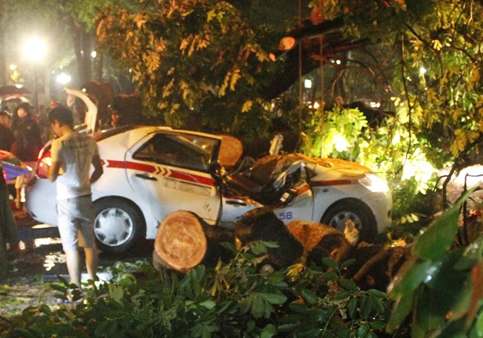 Nu hanh khach trong taxi bi cay de da ra vien hinh anh