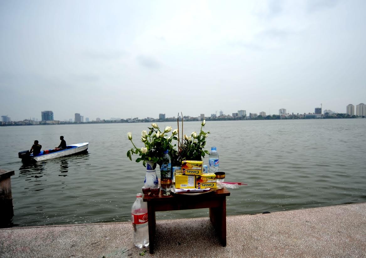 Thuyen cho 2 van dong vien nghiep du lat up giua ho Tay hinh anh