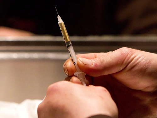 Tai xe taxi bi khach doa tiem HIV vao co hinh anh