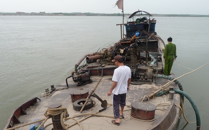 Khoi to 4 nguoi vi 'rut ruot' song Hong hinh anh