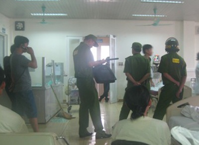 3 canh sat bi giang ho vay danh trong quan massage hinh anh