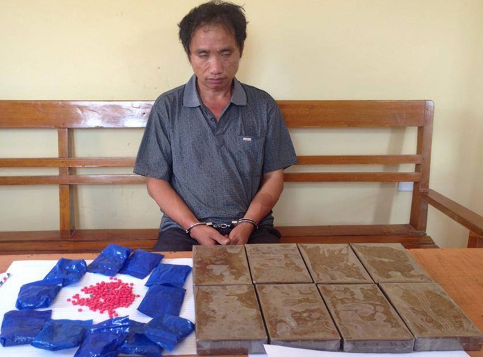 Nhet 8 banh heroin, 2.200 vien ‘thuoc lac’ trong tui xach hinh anh