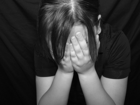 Chong dat vo len cong an ‘to’ bi hang xom hiep dam hinh anh