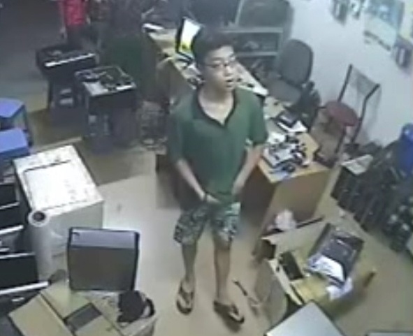 Man trom vi trong 10 giay cua nam thanh nien deo kinh hinh anh