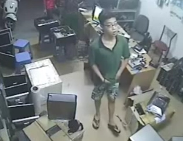 Chi lam 'tuong' cho em trai trom cap trong tiem may tinh hinh anh