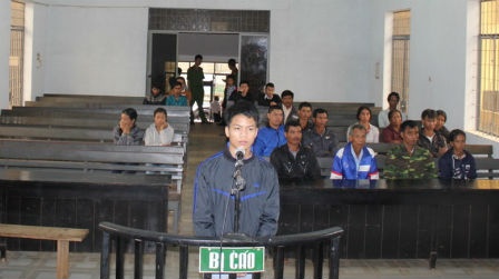 Bị cáo trước vành móng ngựa