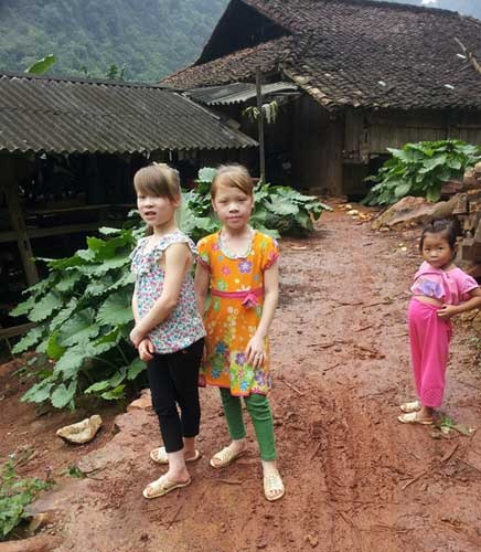 Cả hai đứa con anh Hiền đều rất “giống Tây”.