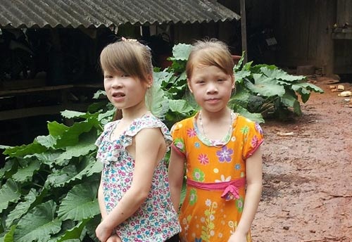 Ky la 2 chi em gai giong Tay o Cao Bang hinh anh