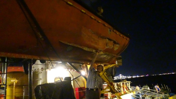 Thuyền cứu sinh trên tàu 951 bị tàu Trung Quốc đâm thủng.