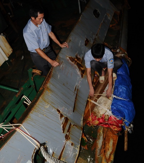 Thân tàu phía mạn trái xuất hiện một lổ thủng rộng 25cm dài hơn 1 mét. Các kiểm ngư đã phải dùng chăn màn, áo quần cá nhân để bịt không cho nước vào.