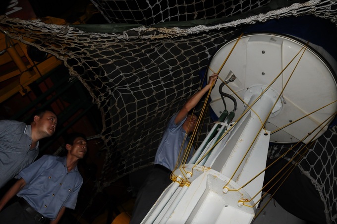 Để giữ được hệ thống vinasat không bị vòi rồng Trung Quốc phun bay, các kiểm ngư viên đã phải dùng lưới 2 lớn giữ néo lạ.