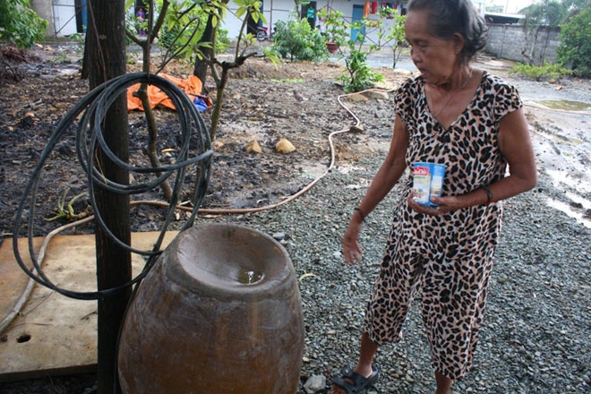 Chiếc lu dùng để “sưởi ấm” cho 2 trẻ.  