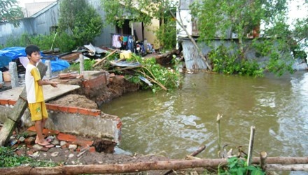 Giua khuya, 3 ngoi nha rung chuyen roi chim xuong song hinh anh