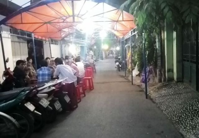 Rất nhiều hàng xóm, đồng nghiệp, bạn bề đến chia buồn cùng gia đình nạn nhân.