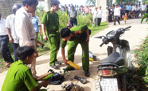 Hang tram nguoi dan vay danh 'cau tac' bat tinh hinh anh