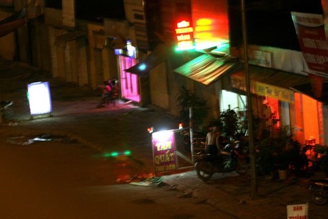 Canh sat ap vao can phong bi mat trong tiem massage hinh anh