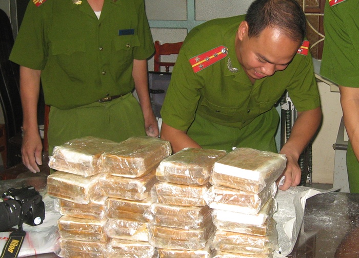 Vo linh an chung than, chong o nha 'noi nghiep' buon ma tuy hinh anh
