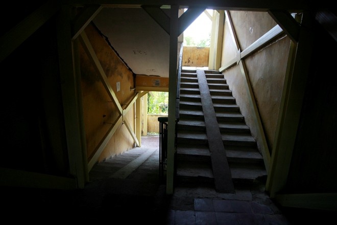 Be gai 13 tuoi ru ban trai ‘quan he’ o cau thang hinh anh