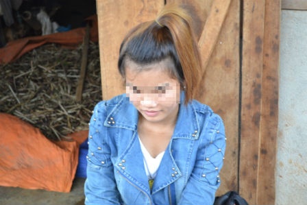 Thieu nu tuoi trang tron bi ep mua vui ngay 7 lan o xu nguoi hinh anh