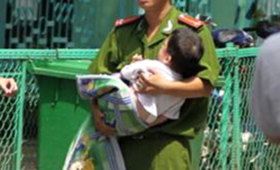 Be trai 3 tuoi bi giat phang tren tay ba ngoai hinh anh