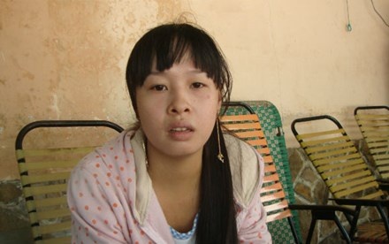 Me no tien, con gai bi chem giua duong hinh anh