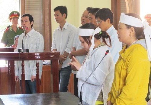 Đại diện gia đình và các bị cáo tranh luận.