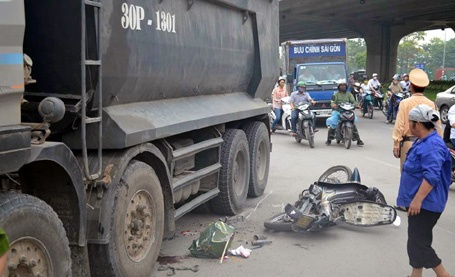 Bat giam lai xe can chet nu sinh dang dung cho den do hinh anh