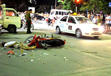 Nguoi dan ong co 2 tien an bi dam chet giua pho hinh anh