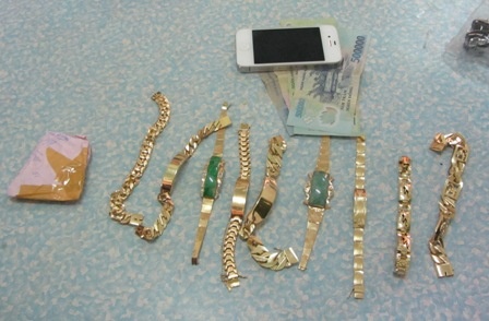 Ba lao bi giat day chuyen trong tiem goi dau hinh anh