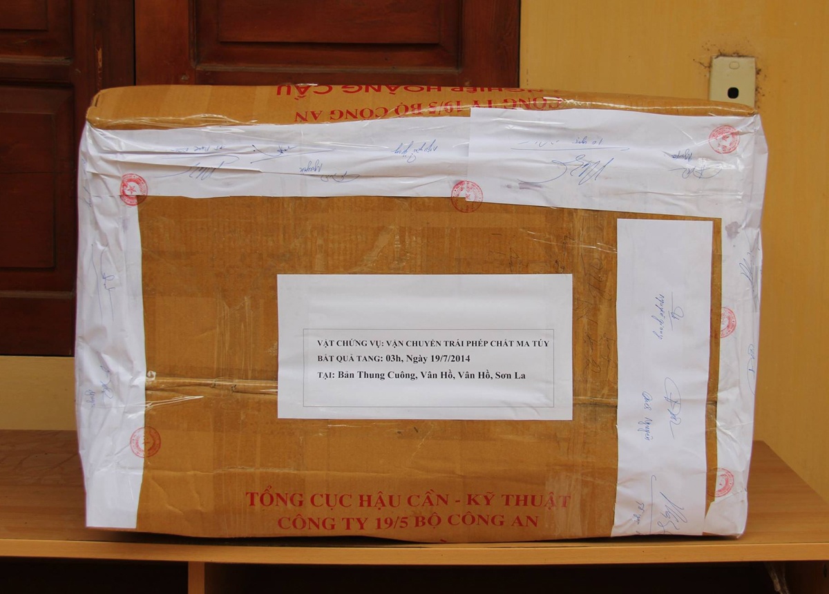 Tại hiện trường, cơ quan công an thu giữ 6 ba lô, bên trong đựng khoảng 108 bánh heroin, 2 khẩu súng AK, 2 khẩu súng cacbin, 1 súng ngắn, 70 viên đạn các loại và nhiều vỏ đạn AK, cacbin, súng ngắn...