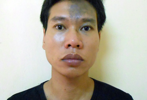 Cai nhau, mua 5 lit xang ve dot nha hang xom hinh anh