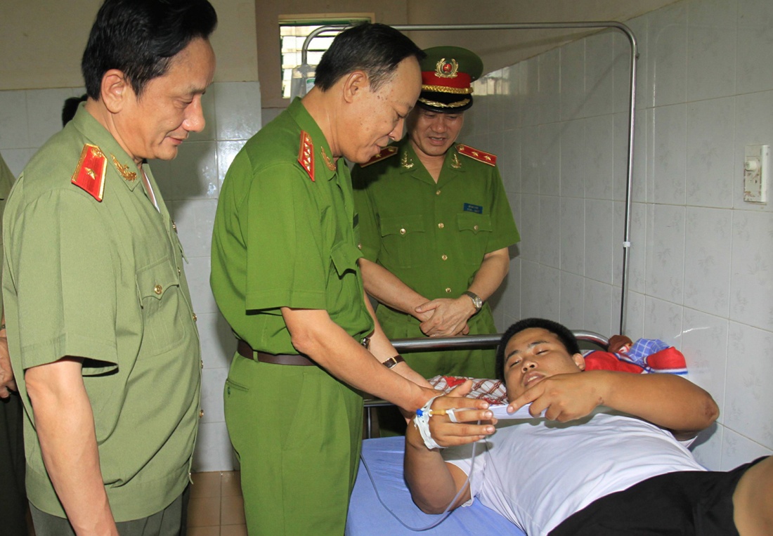 tại Bệnh viện đa khoa tỉnh Sơn La, Thứ trưởng Lê Quý Vương cùng Đoàn công tác đã đến thăm hỏi, tặng quà, động viện Thiếu úy Nguyễn Thái Hà, cán bộ, chiến sĩ Phòng Cảnh sát điều tra tội phạm về ma túy, bị trúng đạn ở đùi phải khi cùng đồng đội truy bắt nhóm đối tượng người nước ngoài vận chuyển trái phép 108 bánh Heroin nói trên