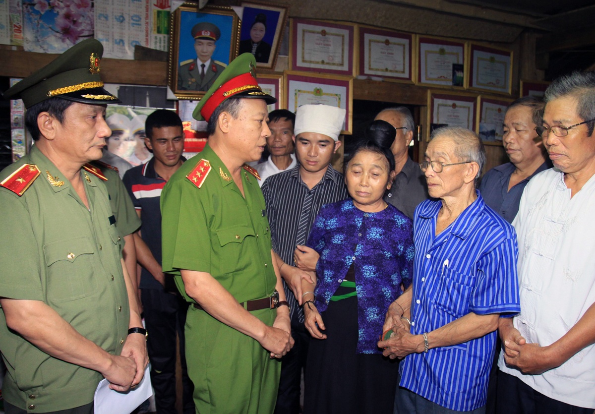 Lãnh đạo Bộ Công an thăm hỏi, động viên thân nhân gia đình chiến si hy sinh.