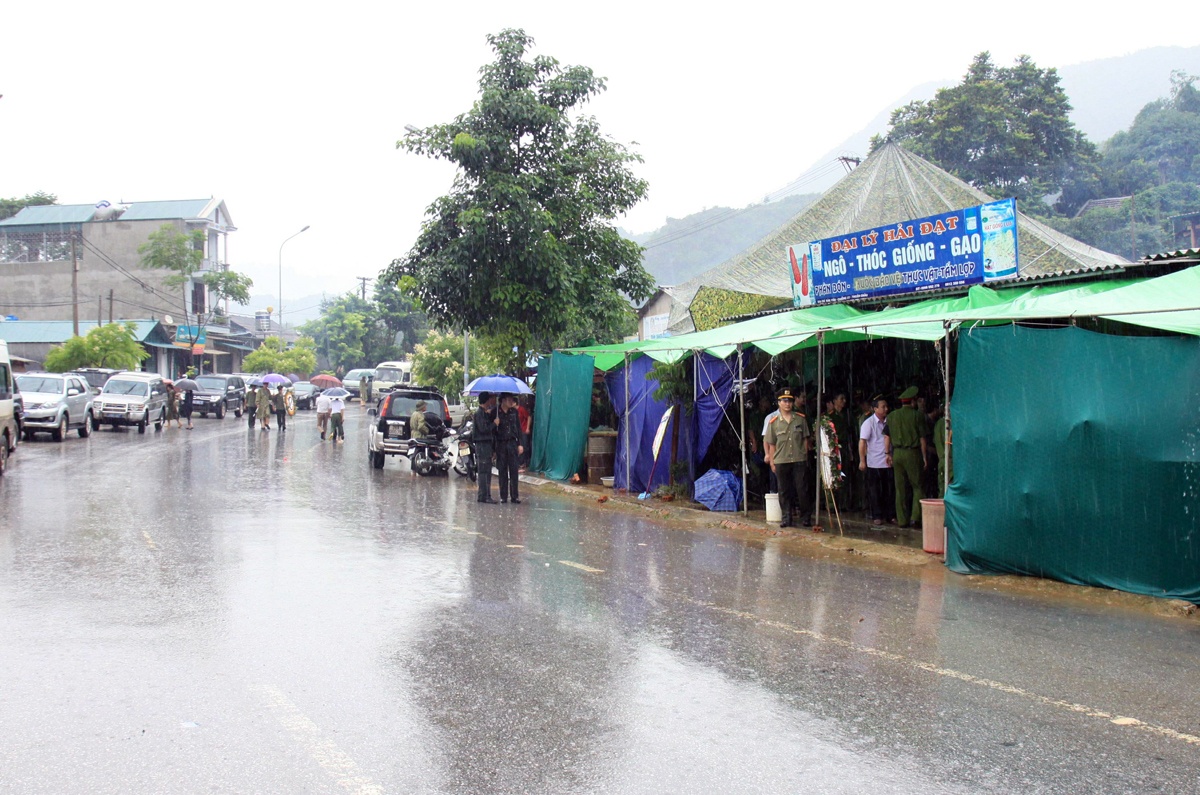 Sáng 20-7, Đoàn Công tác của Bộ Công an do Thượng tướng Lê Quý Vương, Ủy viên Trung ương Đảng, Thứ trưởng Bộ Công an dẫn đầu, đã đến thăm hỏi, tặng quà, động viên gia đình Đại úy Lường Phát Chiêm, sinh năm 1982, chiến sĩ Phòng Cảnh sát bảo vệ và cơ động Công an tỉnh Sơn La, đã anh dũng hi sinh trong khi cùng đồng đội tham gia chặn đứng nhóm đối tượng người nước ngoài có vũ trang, vận chuyển trái phép chất ma túy vào Việt Nam, 
