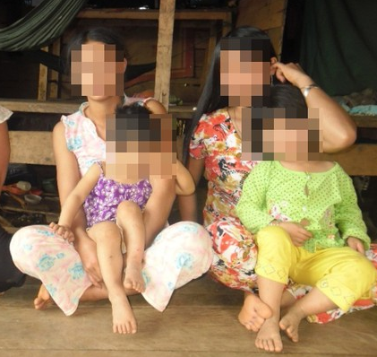  Hai cháu nhỏ trong ảnh là nạn nhân của người cha dượng trong suốt 4 năm trời 