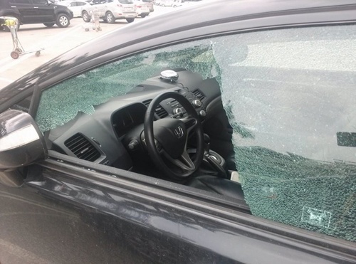 Hang loat vu nem da vo kinh oto o Ha Noi hinh anh