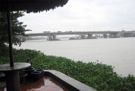 Khach uong ca phe bo chay vi thay thi the troi song Sai Gon hinh anh