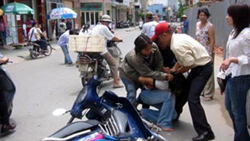 Nguoi dan duoi bat ten cuop iPhone 5S giua pho hinh anh