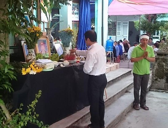 Họ hàng, người thân làm lễ tang cho bố mẹ, bà nội và người chị họ kẻ sát nhân.