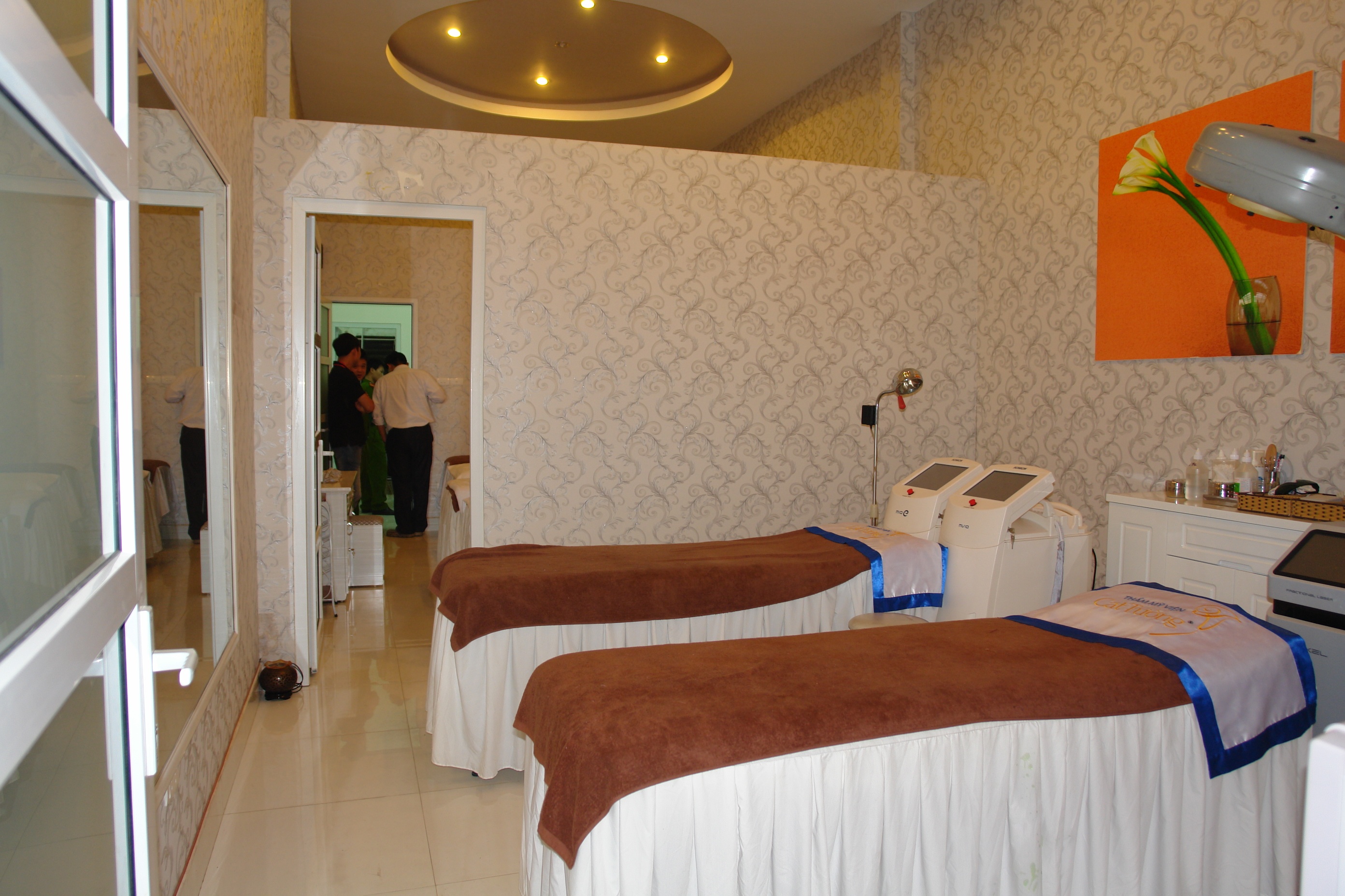 Thẩm mỹ viện Cát Tường có bề ngang rộng hơn 3 mét, sâu hơn chục mét. Giữa các phòng phẫu thuật, hậu phẫu, khu chăm sóc sắc đẹp... được ngăn cách bằng tường lửng.