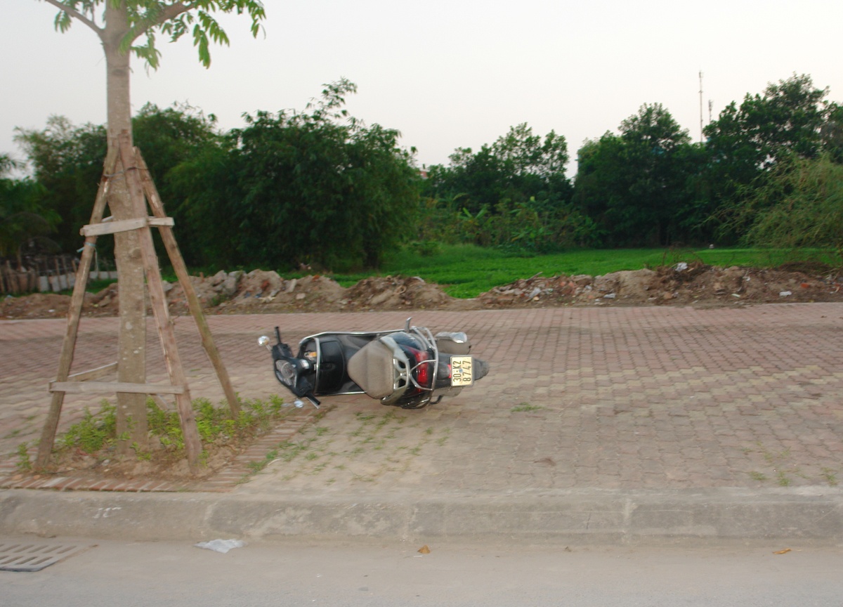 Khi đến đường Cổ Linh (huyện Thạch Bàn, quận Long Biên, Hà Nội) Khánh vượt ngang xe ôtô ra hiệu cho bác sĩ Tường dừng xe. Thanh niên này bỏ xe máy và túi xách của chị Huyền ở vỉa hè rồi cùng Hằng lên xe ô tô của Tường.