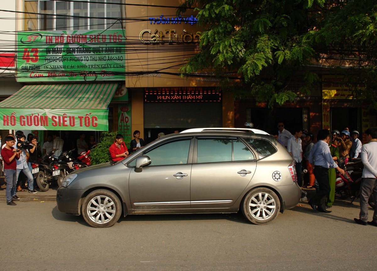 vào cuối tháng 5-2014, Nguyễn Mạnh Tường là bác sĩ đang công tác tại Khoa ngoại, Bệnh viện Bạch Mai, mở Trung tâm Thẩm mỹ viện Cát Tường (ở số 45 đường Giải Phóng, phường Đồng Tâm, quận Hai Bà Trưng, Hà Nội). Tường làm giám đốc và cũng là người trực tiếp thực hiện các ca phẫu thuật thẩm mỹ. Ngoài ra, trung tâm thẩm mỹ còn có 24 nhân viên. Khi hoạt động, Thẩm mỹ viện Cát Tường chưa có giấy phép hoạt động của Sở Y tế Hà Nội mà chỉ có đăng ký kinh doanh do Phòng Tài chính - Kế hoạch quận Hai Bà Trưng cấp và giấy chứng nhận hành nghề cá nhân do Bộ Y tế cấp.