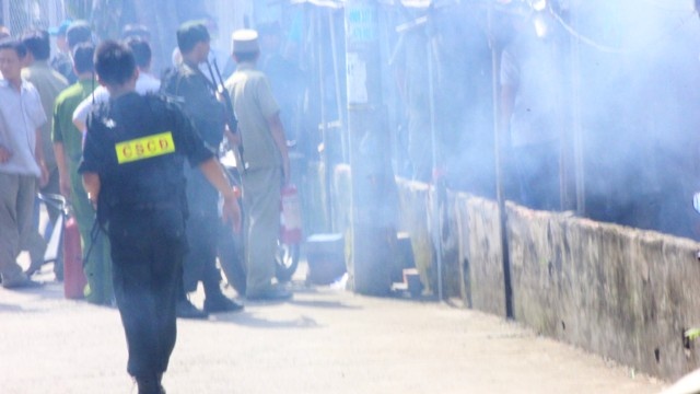 Đạn khói, được hơi cay được bắn ra để trấn áp tinh thần, sau đó đột nhập khống chế 