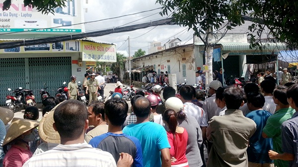 áng ngày 8-8, hàng trăm người dân và rất đông cảnh sát đã bao vây xung quanh hẻm 329 đường TTH22 (KP.4, phường Tân Thới Hiệp, Q.12, TP.HCM), nơi Lê Văn Tuấn, 31 tuổi, giữ vợ làm con tin, trấn thủ trong phòng trọ