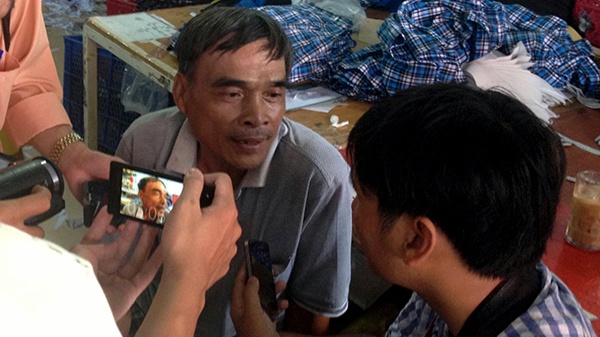 Đến 13h, cảnh sát đã xác định danh tính người đàn ông đang giam giữ con tin tên Lê Văn Tuấn (31 tuổi). Theo ông Lê Văn Đác (cha Tuấn), khoảng 6h sáng cùng ngày Tuấn đòi tiền vợ để mua ma túy nhưng chị này không đưa. Tuấn đã đuổi ba mẹ ruột ra ngoài và ở bên trong đánh Chi.