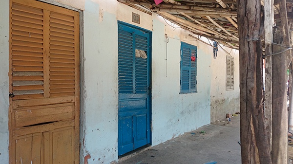 Phòng trọ (phòng số 3, cửa màu xanh) tại hẻm 329 đường TTH22 (P.Tân Thới Hiệp, Q.12) ảnh chụp lúc 12g50 - Ảnh: Ngọc Khải