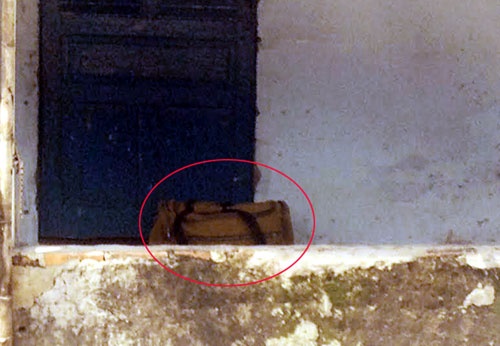 13h55, theo yêu cầu của Tuấn, lực lượng công an đưa đến trước cửa phòng trọ 1 túi xách. Chưa rõ trong túi xách đó có gì, nhưng lẻ bắt cóc vẫn không mở cửa lấy tiền. Ảnh: Vietnamnet.